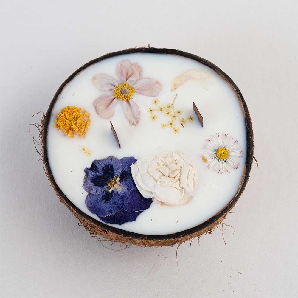 Świeca zapachowa w kokosie z suszonymi kwiatami - paczula - Runo